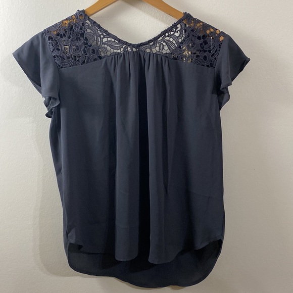 LOFT summer grey short sleeve top. S-size petite. W17, L22. 100% polyester. - Picture 4 of 5